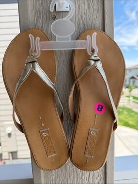 OluKai Hulali leather flip-flops In Tan/Metallic Gold-Sz 8